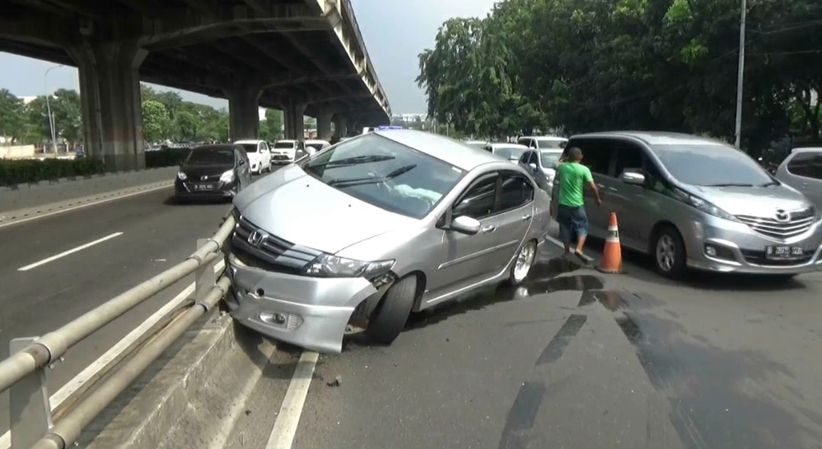 Hantam Pembatas Jalan Bypass Ahmad Yani, Mobil Sedan Ringsek