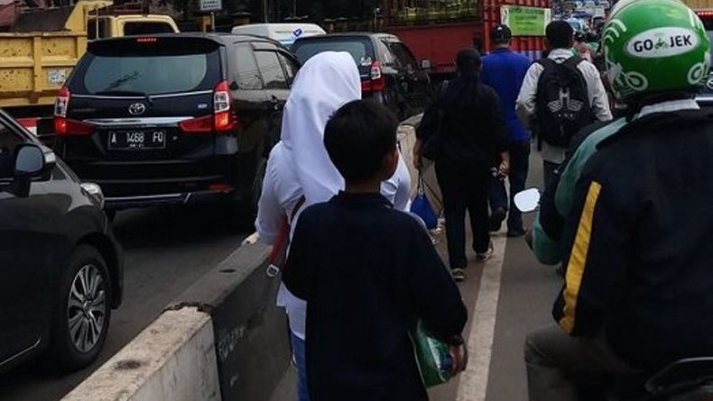 Macet Parah Mulai Flyover Ciputat, Jarak Tempuh hingga 3,5 Jam