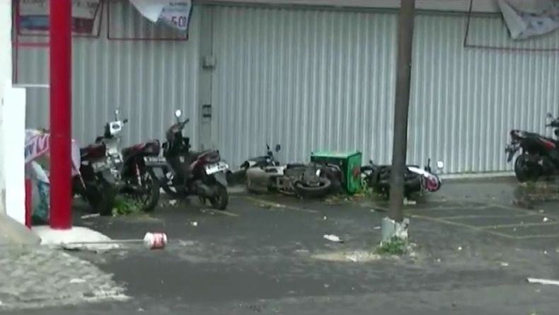 Suasana Kepanikan ketika Kawasan Tebet Diterpa Angin Kencang