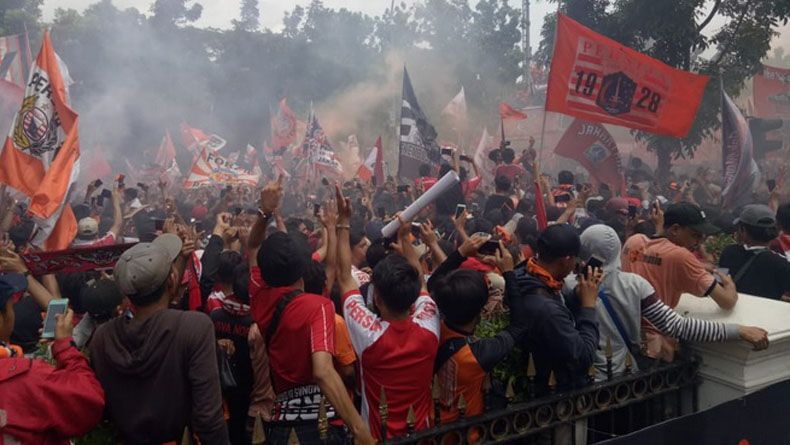 Jakmania Nyalakan Asap Warna Oranye di Depan Balai Kota