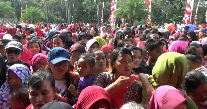 Pesta Rakyat di Monas, Pembagian Makanan Diwarnai Kericuhan