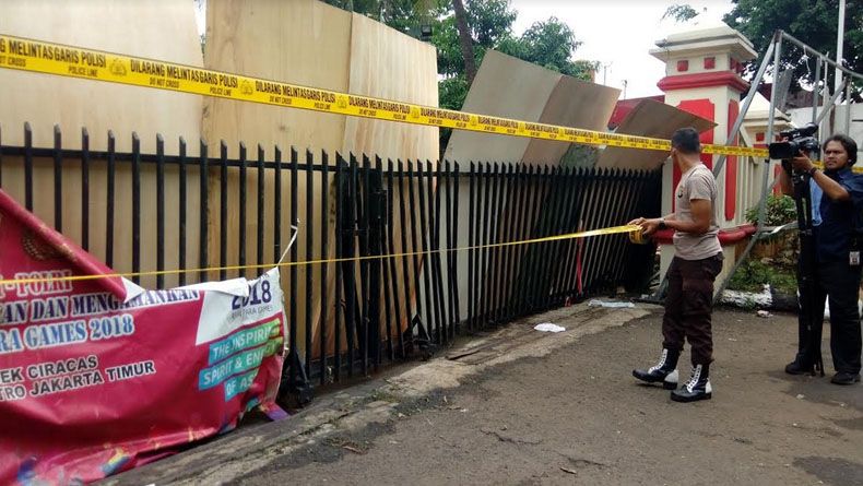 Dipasangi Garis Polisi, Mapolsek Ciracas Jadi Perhatian Warga 