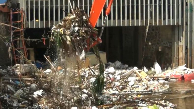 Sempat Dipenuhi Sampah, Pintu Air Manggarai Kembali Normal