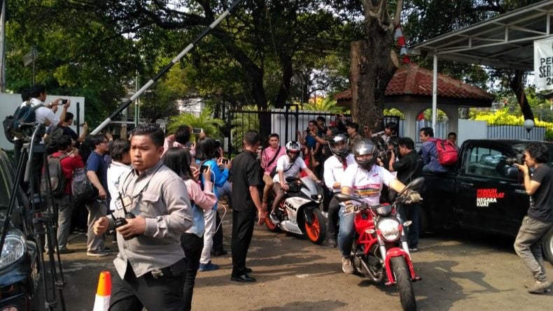 Tiru Jokowi, Rombongan Sekjen Koalisi Datang ke KPU Naik Motorsport
