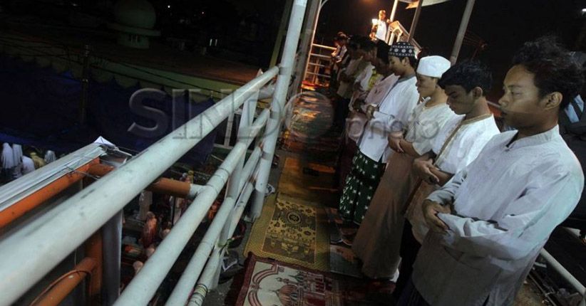 Warga Pasar Gembrong Tarawih di Jalanan dan Jembatan Penyeberangan