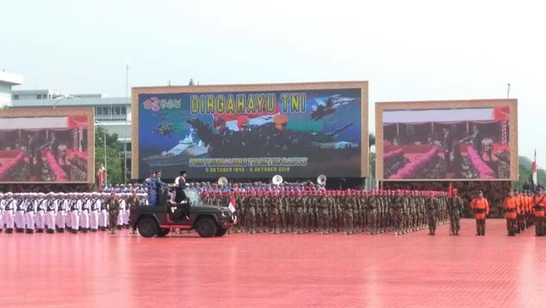 HUT ke-73 TNI, Jokowi Sematkan Tanda Kehormatan