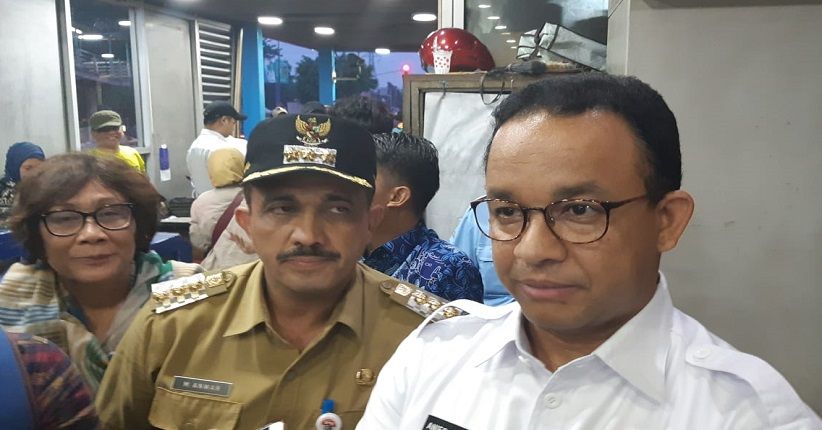 Naik Transjakarta, Anies Dapat Masukan Warga untuk Ubah Rute