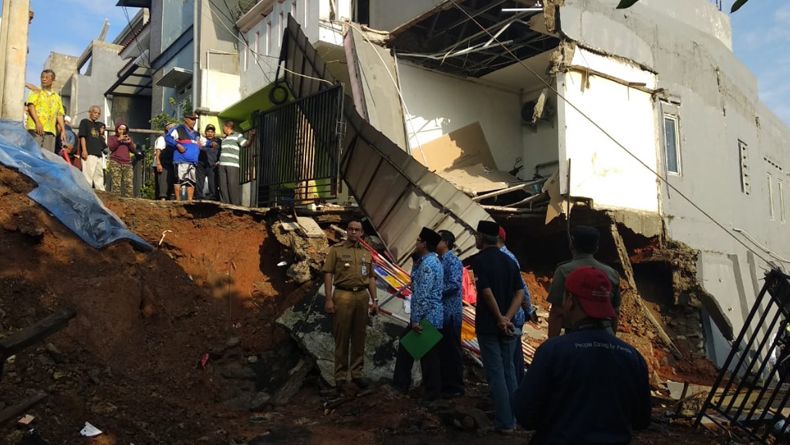 Tinjau Lokasi Longsor di Perumahan Pesona, Anies Sebut Tak Miliki IMB