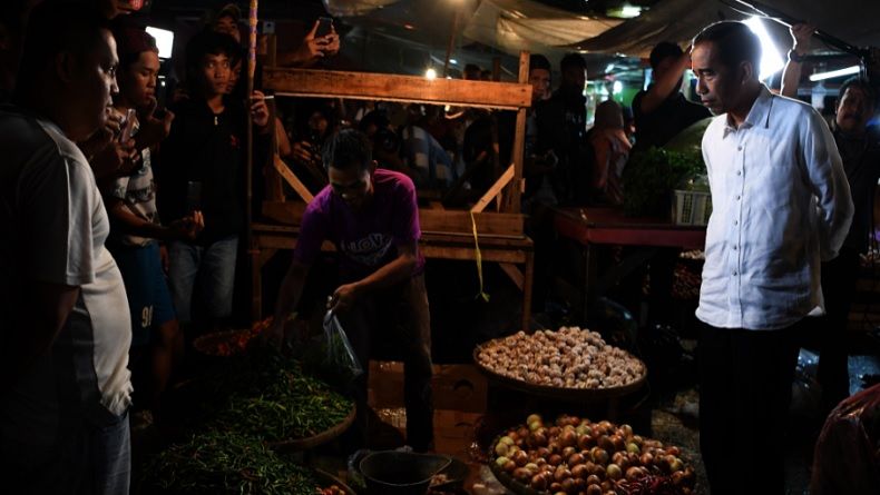Tengah Malam Jokowi Blusukan ke Pasar Bogor Tanya Harga Sayur