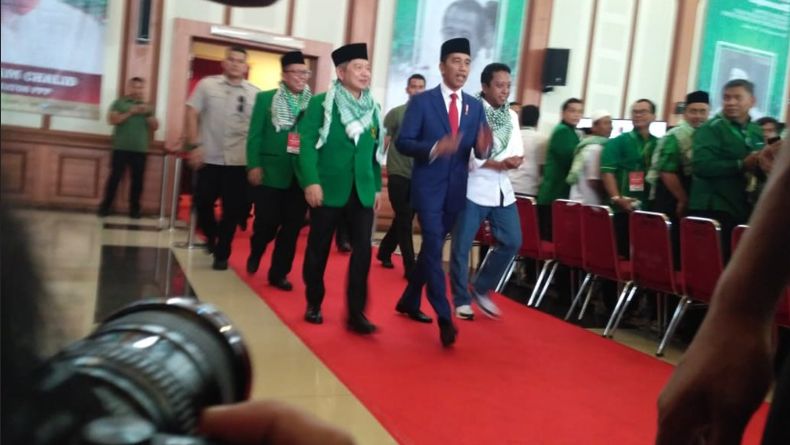 Jokowi Puji Penampilan Romy: Sepatunya Kets, Celana Jeans