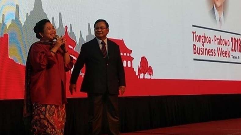 Didampingi Prabowo, Titiek Soeharto Tersipu Nyanyi di Atas Panggung