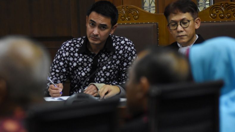 Zumi Zola Menanti Vonis Hari Ini