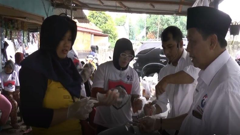 Caleg Perindo Latih Ibu-Ibu di Bekasi Buat Bakso dan Martabak Mini