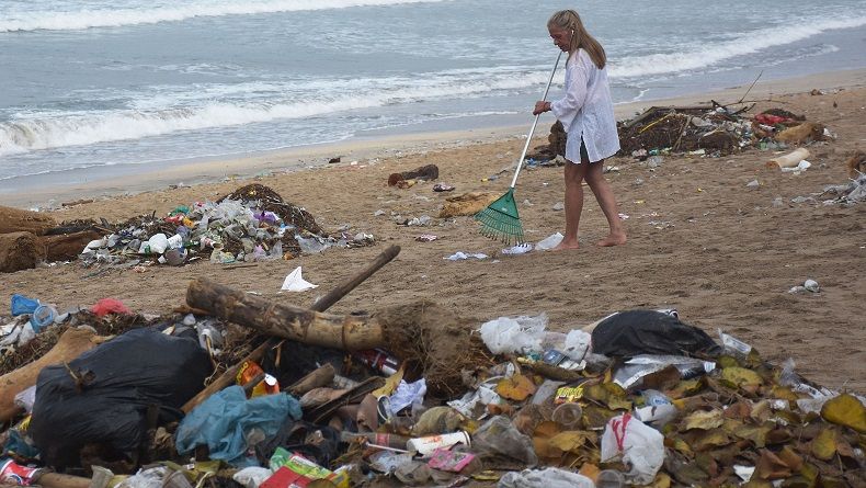 Petugas Kewalahan, Sampah Perayaan Tahun Baru di Pantai Bali Melonjak