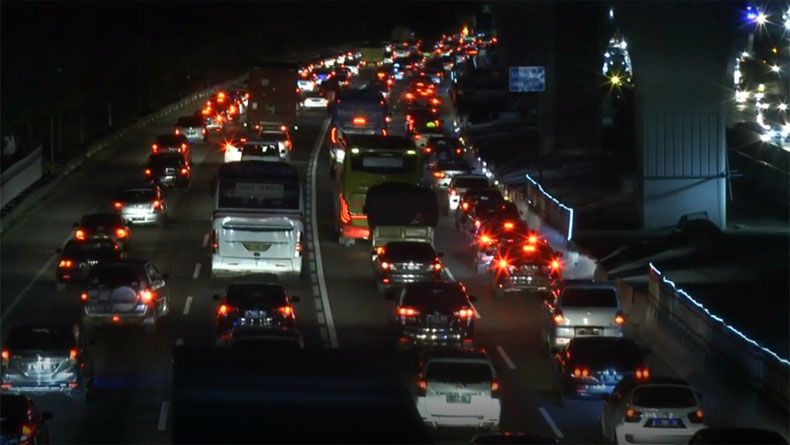 Puncak Arus Balik Liburan, Tol Cikampek dan Purbaleunyi Macet Parah