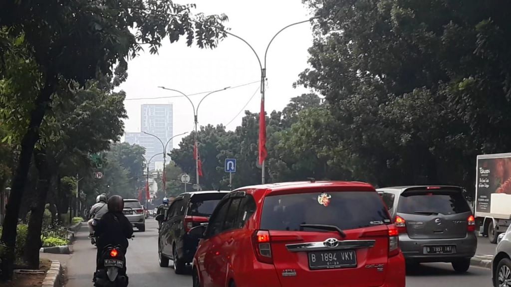 Fasilitas Umum Dipasangi Bendera Partai Merah, Ini Kata Satpol PP DKI