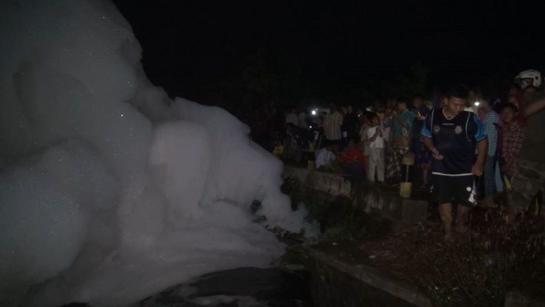 Buih Raksasa Muncul di Sungai Jombang, Warga Anggap Fenomena Langka
