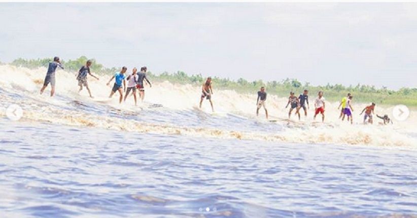 Selancar di Ombak Bono Setinggi 5 Meter, Fenomena Alam yang Mendunia