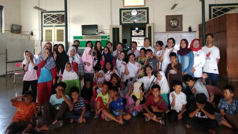 Relawan Liliana Tanaja Sapa Anak-Anak Panti Asuhan Muslimin