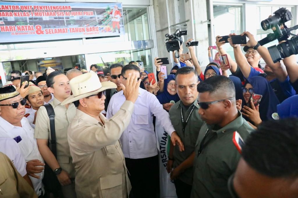 Kunjungi Palu, Prabowo Disambut Gubernur Sulteng dan Emak-Emak