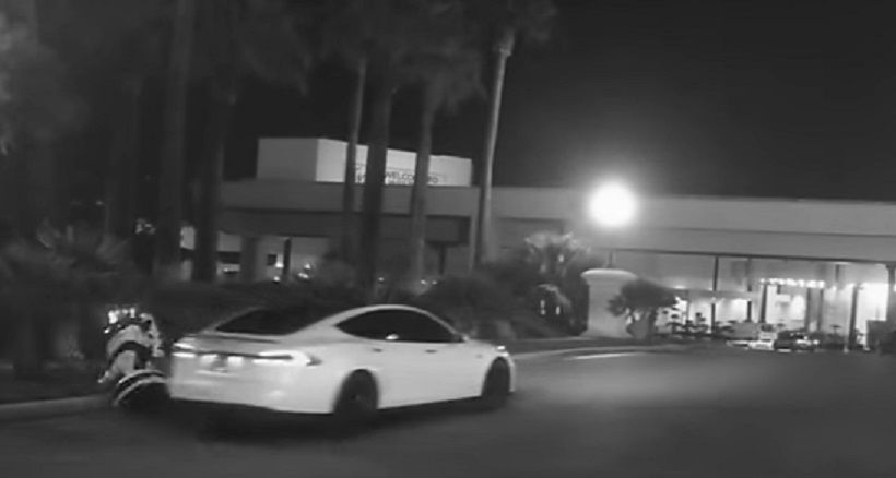 Setelah Manusia, Mobil Swakemudi Tesla Tabrak Robot hingga Mati