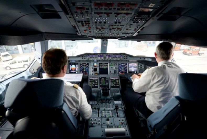 Ajak Istri Naik Pesawat Gratis dan Duduk di Kokpit, Pilot Ini Dihukum