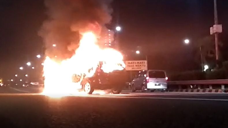 Mobil Terbakar di Tol Dalam Kota, Lalu Lintas Arah Cawang Macet Parah