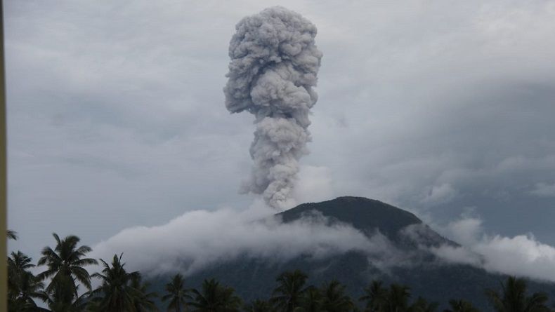Gunung Ibu di Halmahera Erupsi, Tinggi Kolom Abu Capai 1.000 Meter di Atas Puncak