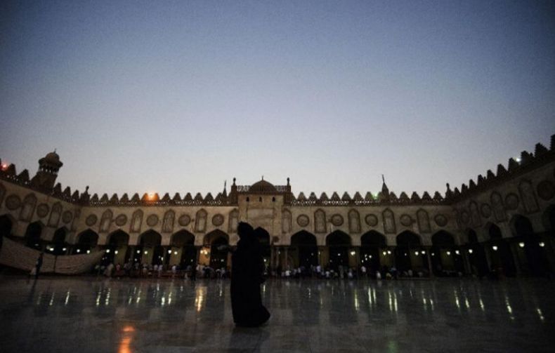 Universitas Al Azhar Mesir Pecat Mahasiswi karena Peluk Teman Pria