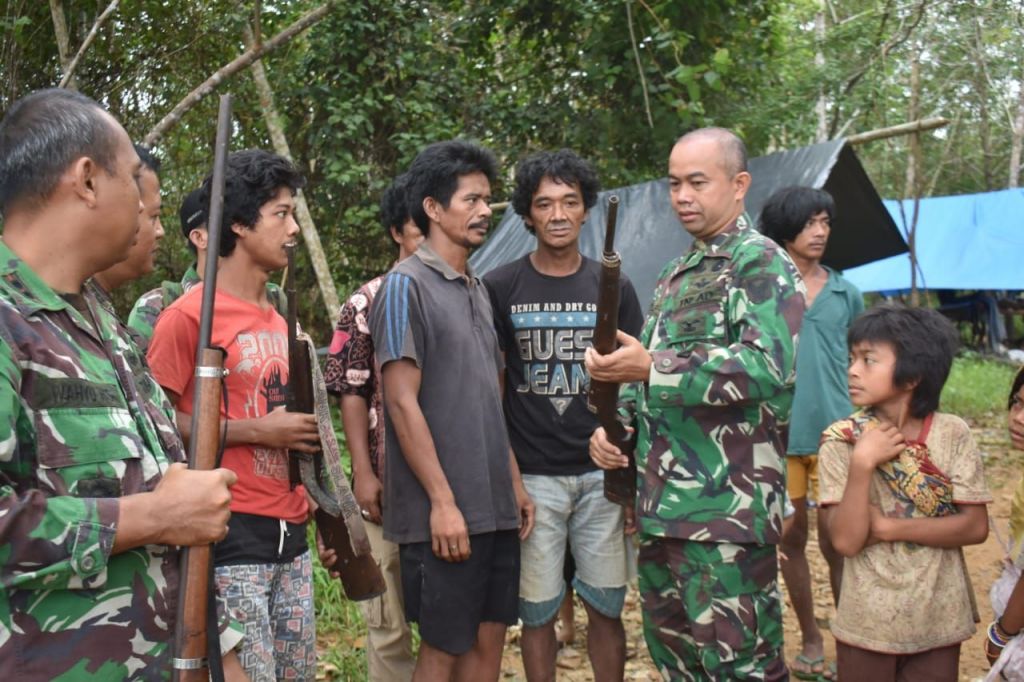 Suku Anak Dalam di Jambi Serahkan 16 Senjata Rakitan kepada TNI