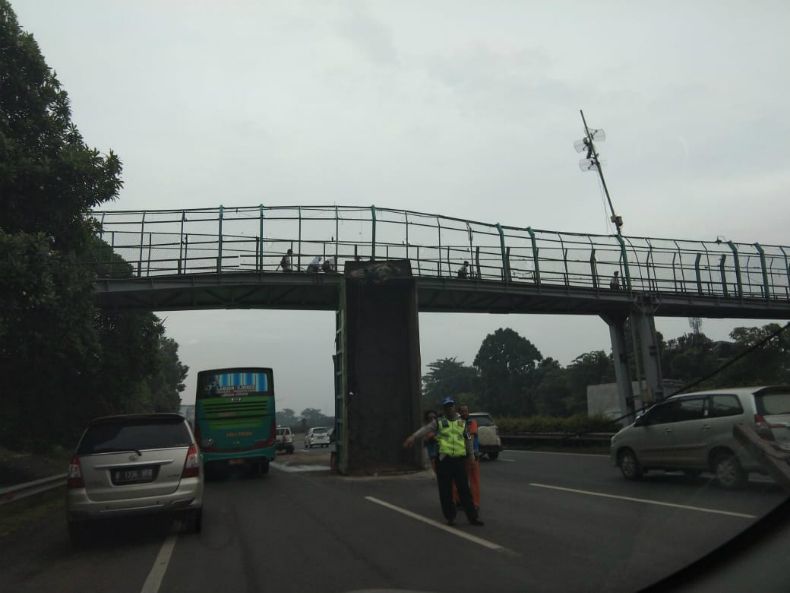 Truk Tersangkut di JPO Tol Jakarta-Tangerang, Ini Penyebabnya
