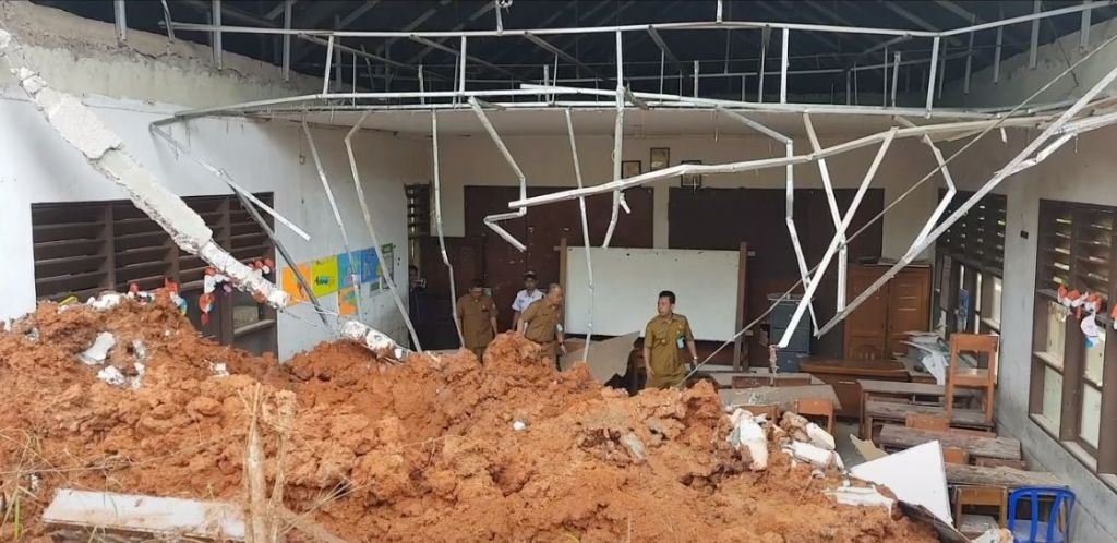 Gedung SD di Pamulang Roboh Ditabrak Truk Proyek Tol Serpong-Cinere