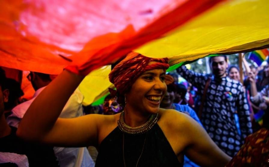 Singapura Akan Larang Pasangan LGBT Adopsi Anak