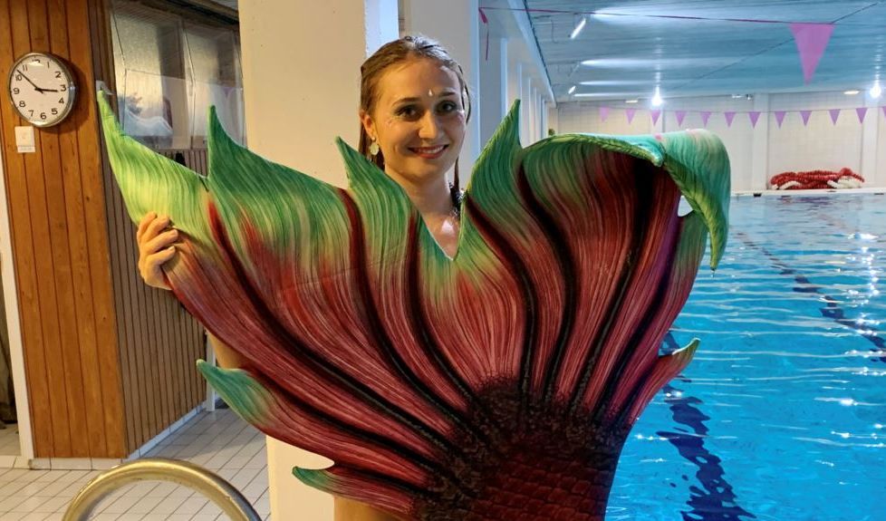Eks Guru TK Ini Ajarkan Kelas Renang Gaya Putri Duyung di Finlandia