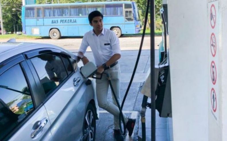 Foto Menpora Malaysia Isi BBM di SPBU Petronas Picu Kontroversi