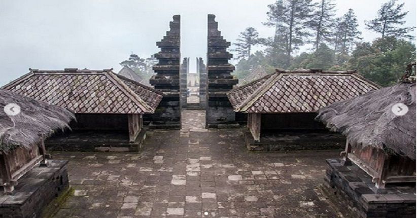 Indahnya Hamparan Perkebunan Teh Karanganyar dari Puncak Candi Cetho