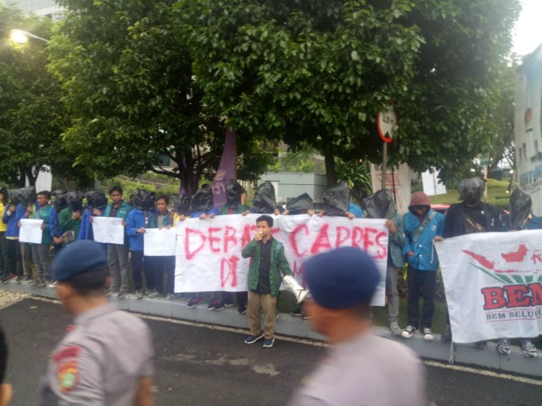 Mahasiswa Bertopeng Demo Tuntut Debat Capres-Cawapres di Kampus