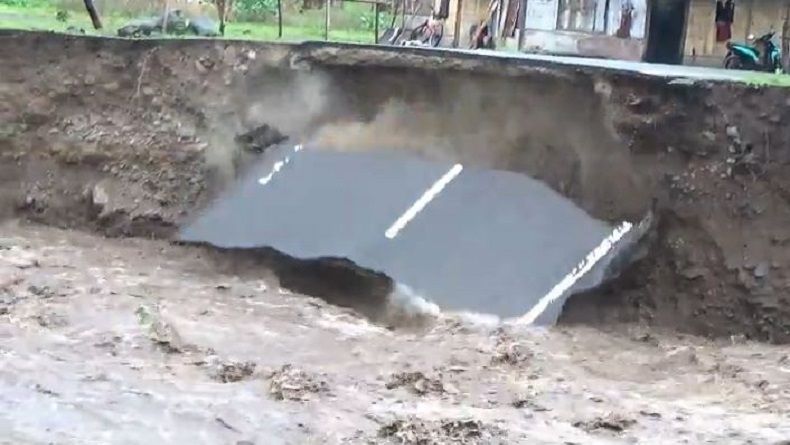 Diterjang Banjir Bandang, 2 Jembatan Trans-Flores Terputus