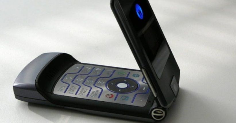 Motorola Razr Kembali Hadir sebagai Smartphone Layar Lipat