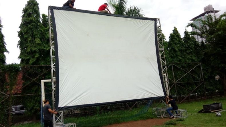 Foto-Foto Persiapan Nobar Debat Capres, Layar Lebar Terpasang