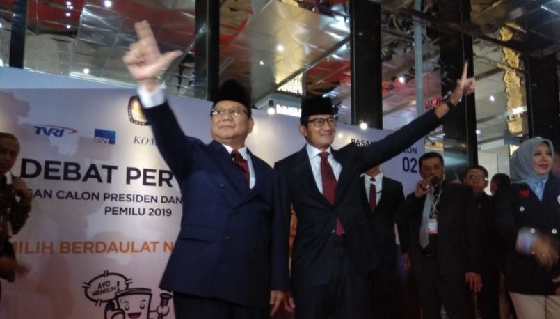 Tiba di Bidakara, Prabowo-Sandi Salam Dua Jari