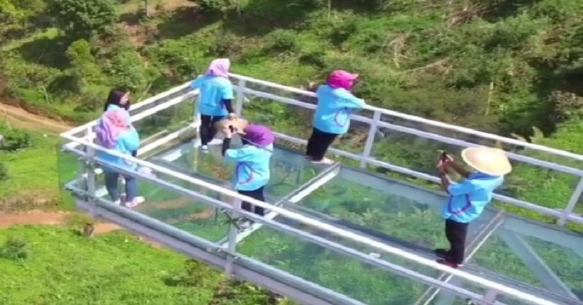 Wisata Instagramable Baturraden, Selfie di Jembatan Kaca Caping Park