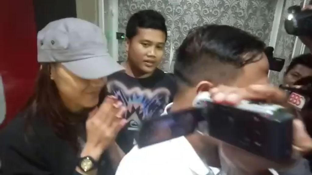 Mantan Finalis Puteri Indonesia Jalani Pemeriksaan hingga Tengah Malam
