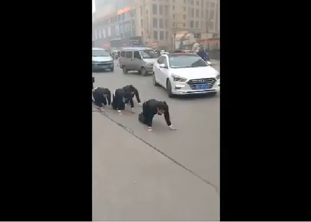 Viral, Perusahaan China Hukum Karyawan Merangkak di Jalanan Ramai