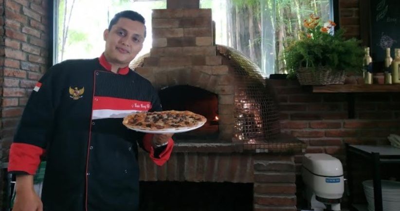 Nikmati Lelehan Keju dan Potongan Daging Rendang di Atas Pizza