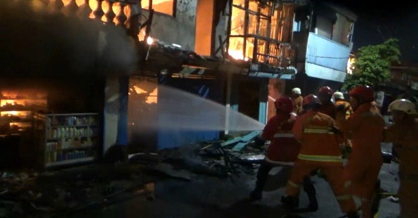 163 Petugas Damkar Berjuang Padamkan Kebakaran di Tomang Utara