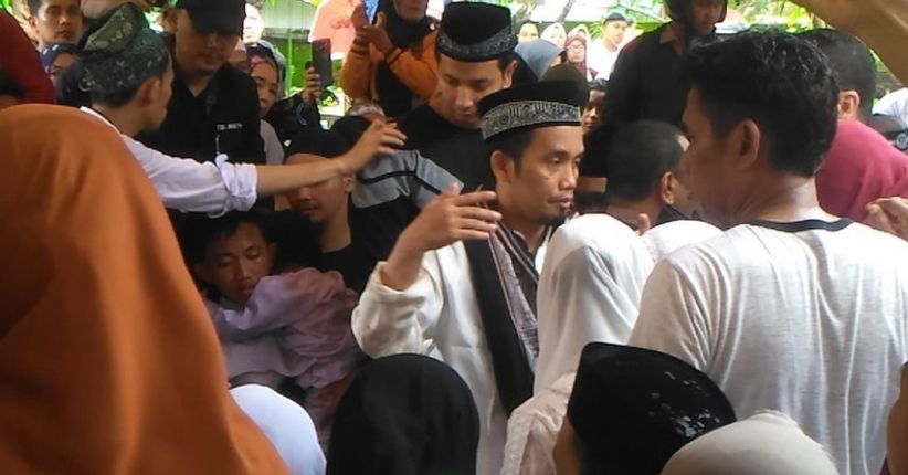 Diguyur Hujan, Ratusan Orang Antar Jenazah Istri Ustaz Maulana