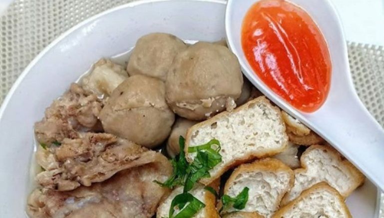 Cuaca Dingin, Asyiknya Menyantap Bakso Kuah Tahu Hangat