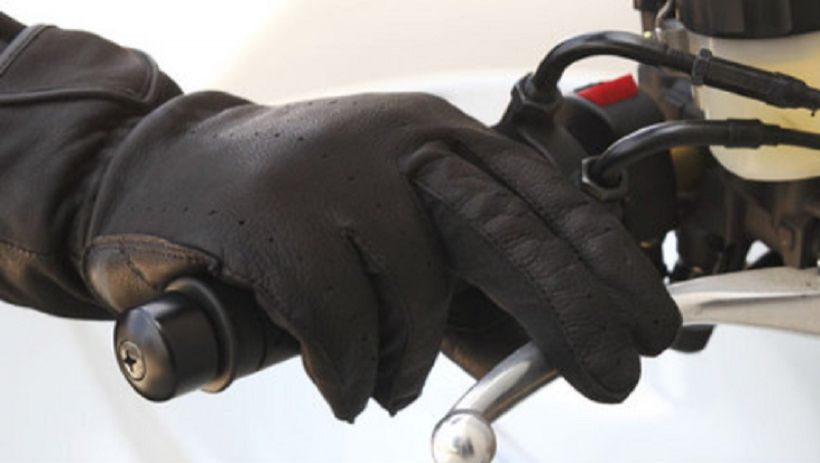 Kebiasaan Letakkan Jari di Tuas Rem Bikin CVT Motor Matik Cepat Rusak