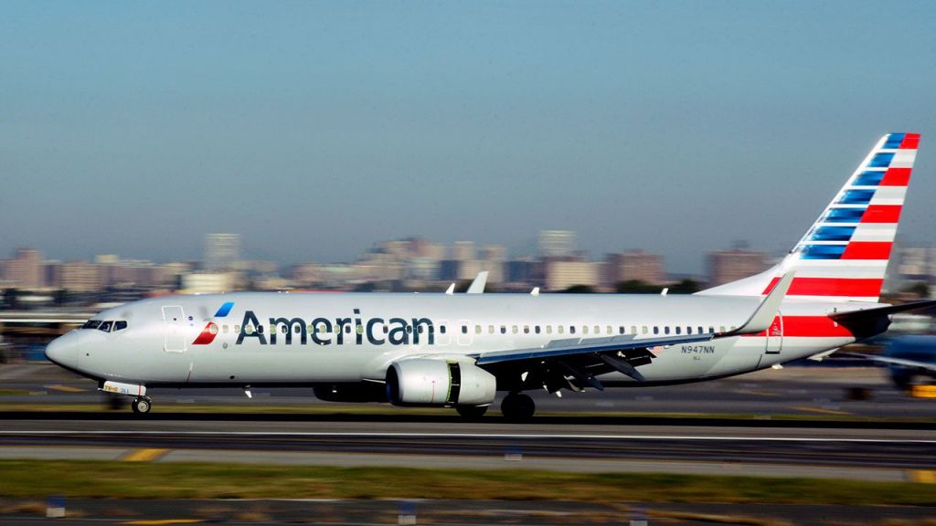 American Airlines Peringatkan Efek 'Shutdown' terhadap Petugas Bandara